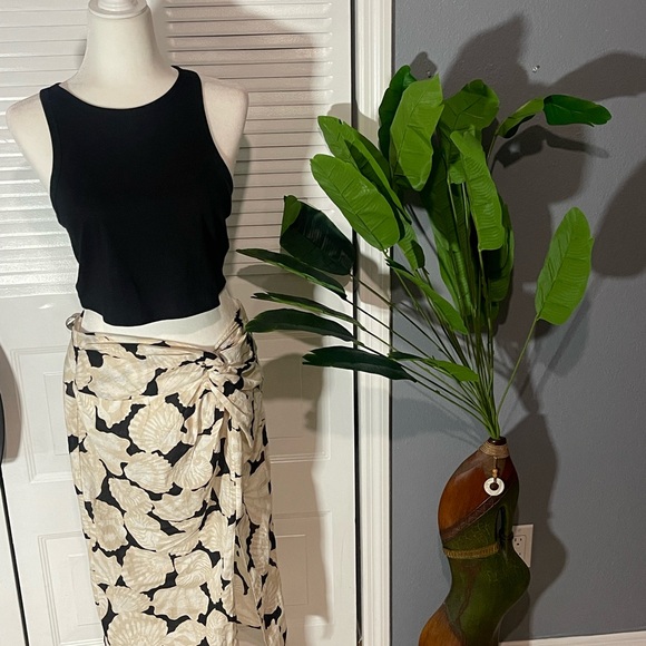 H&M Black and Cream Leaf Print Skirt - Picture 2 of 4